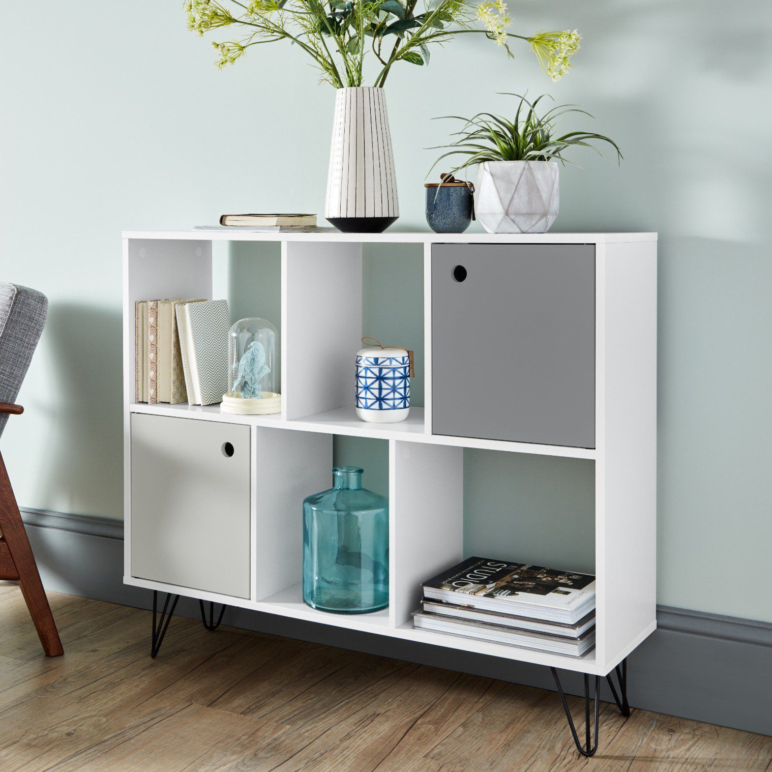bibliothèque basse blanche avec des rangement gris