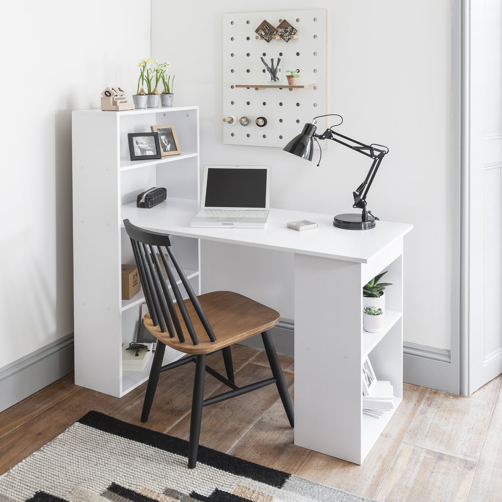 Bureau blanc avec ¨¦tag¨¨res